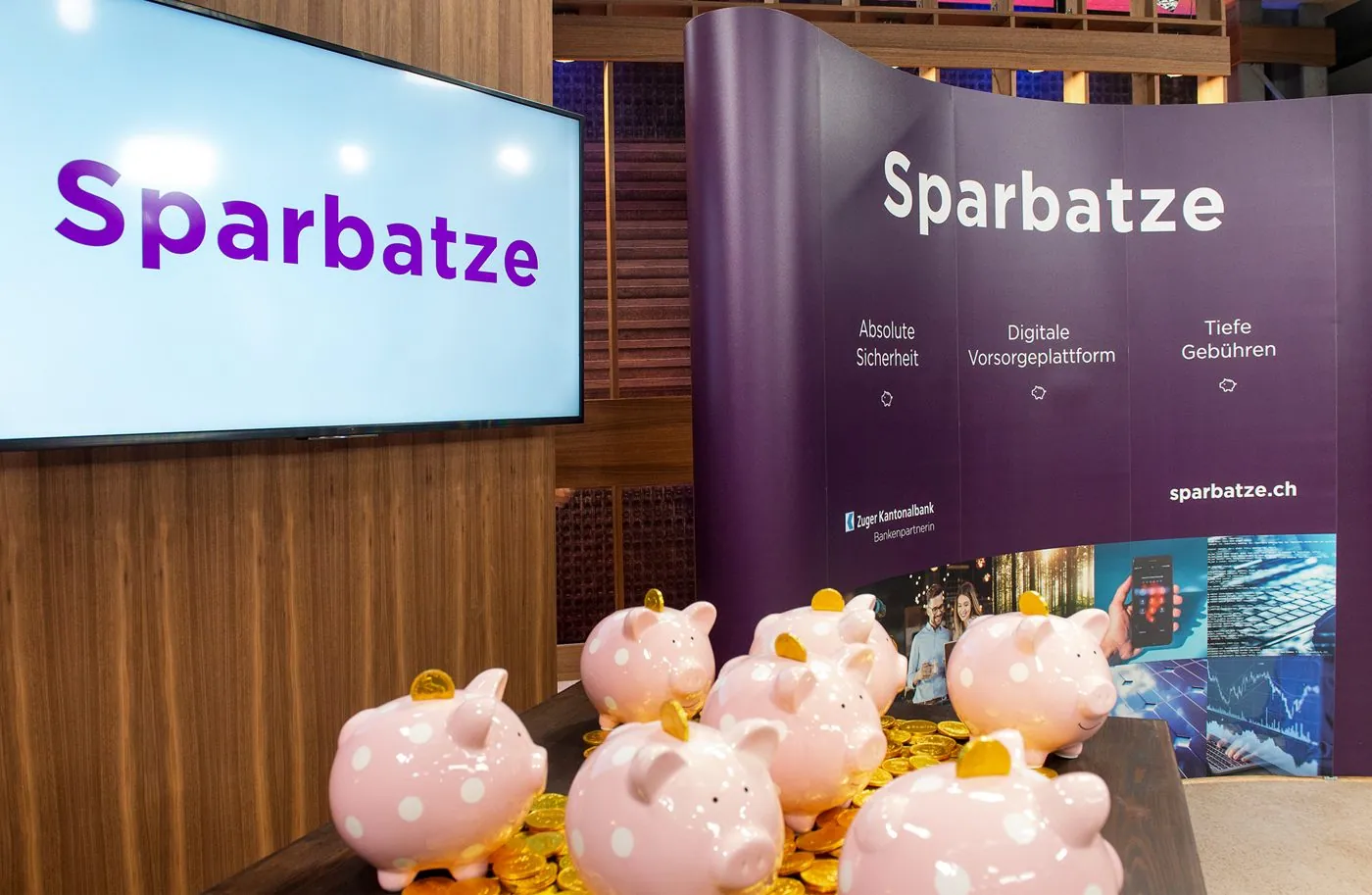 Sparbatze Auftritt mit Sparschweinen, Bildschirm und Rückwand