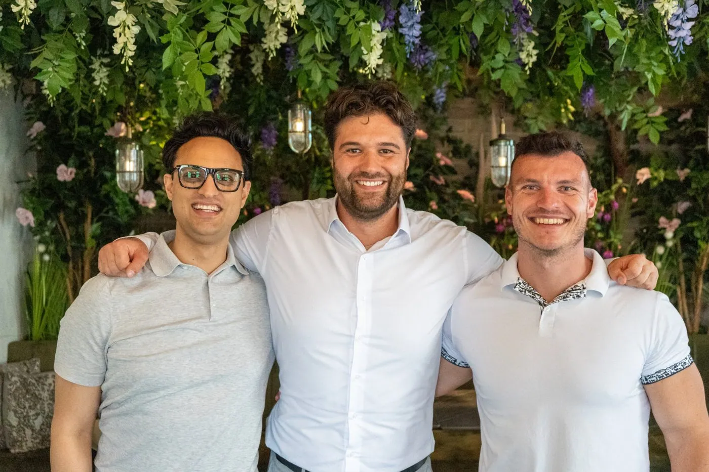 Koni Arora mit zwei Partnern, Arm in Arm