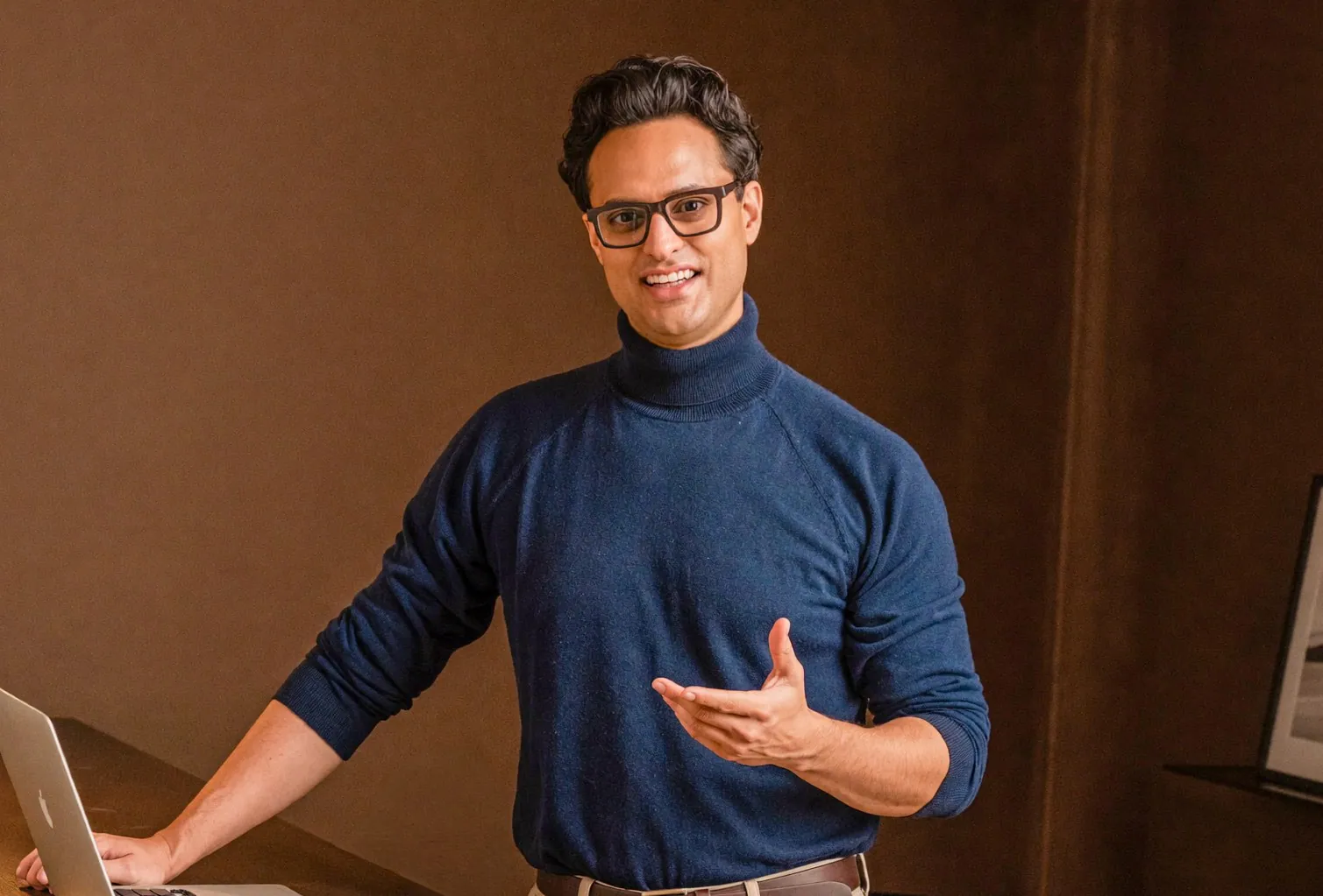 Koni Arora am Laptop