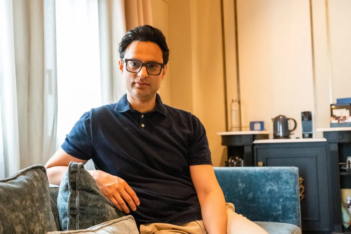 Koni Arora im Gespräch, sitzend auf einem Sofa