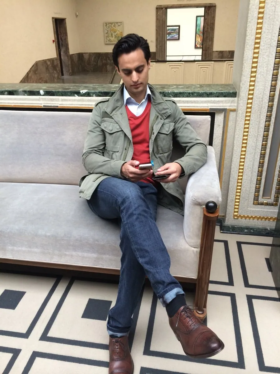 Koni Arora auf einem Sofa, aus der Zeit im Banking