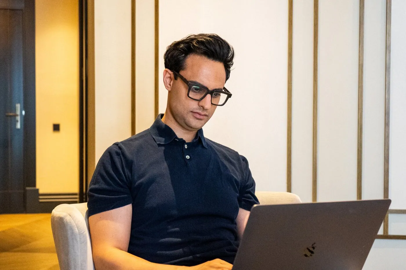 Koni Arora arbeitet konzentriert am Laptop