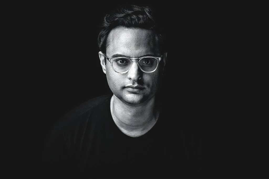Porträt von Koni Arora in Schwarzweiss, 2021