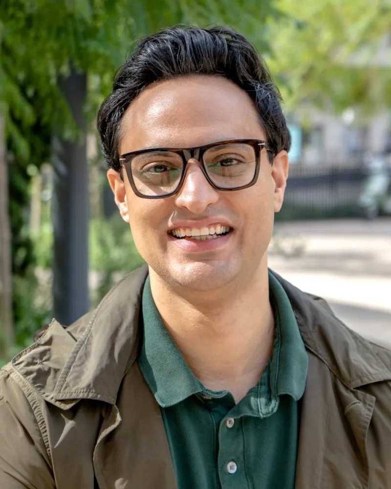Koni Arora lachend im Park in Zürich