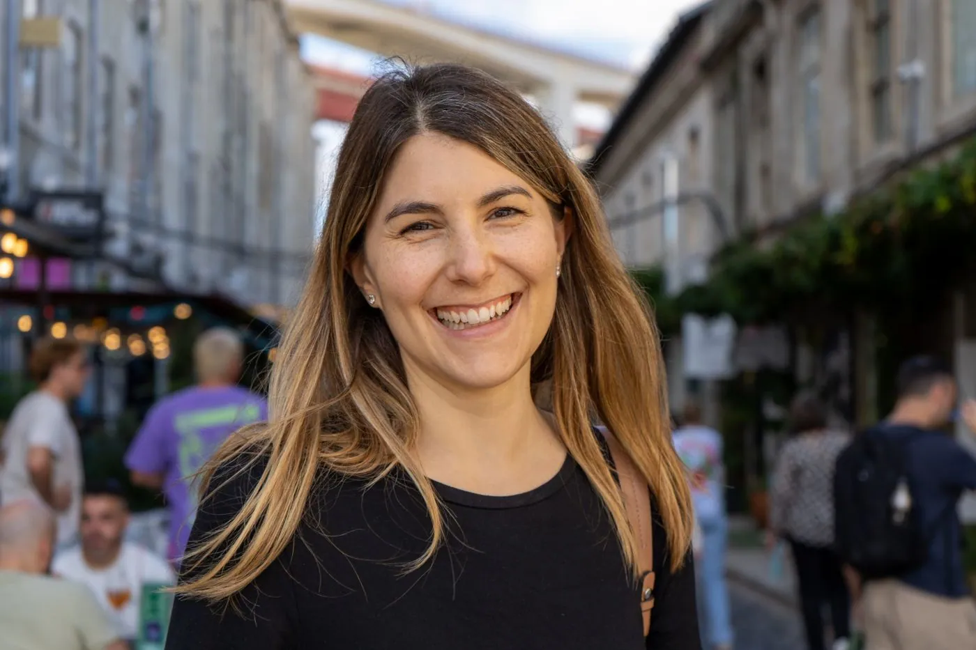 Lachende Frau in Lissabon