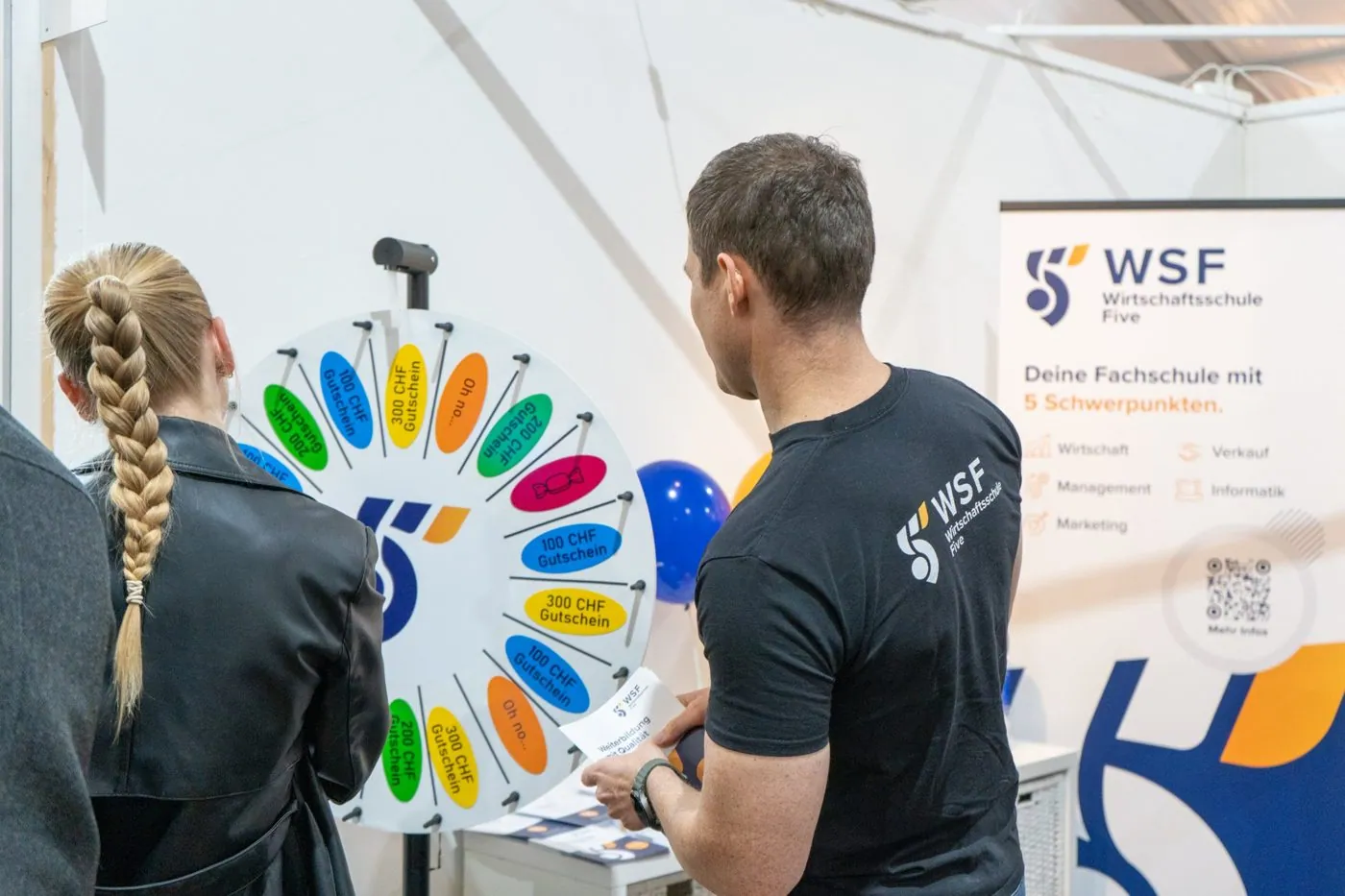 Glücksrad am Messestand der WSF Wirtschaftsschule Five