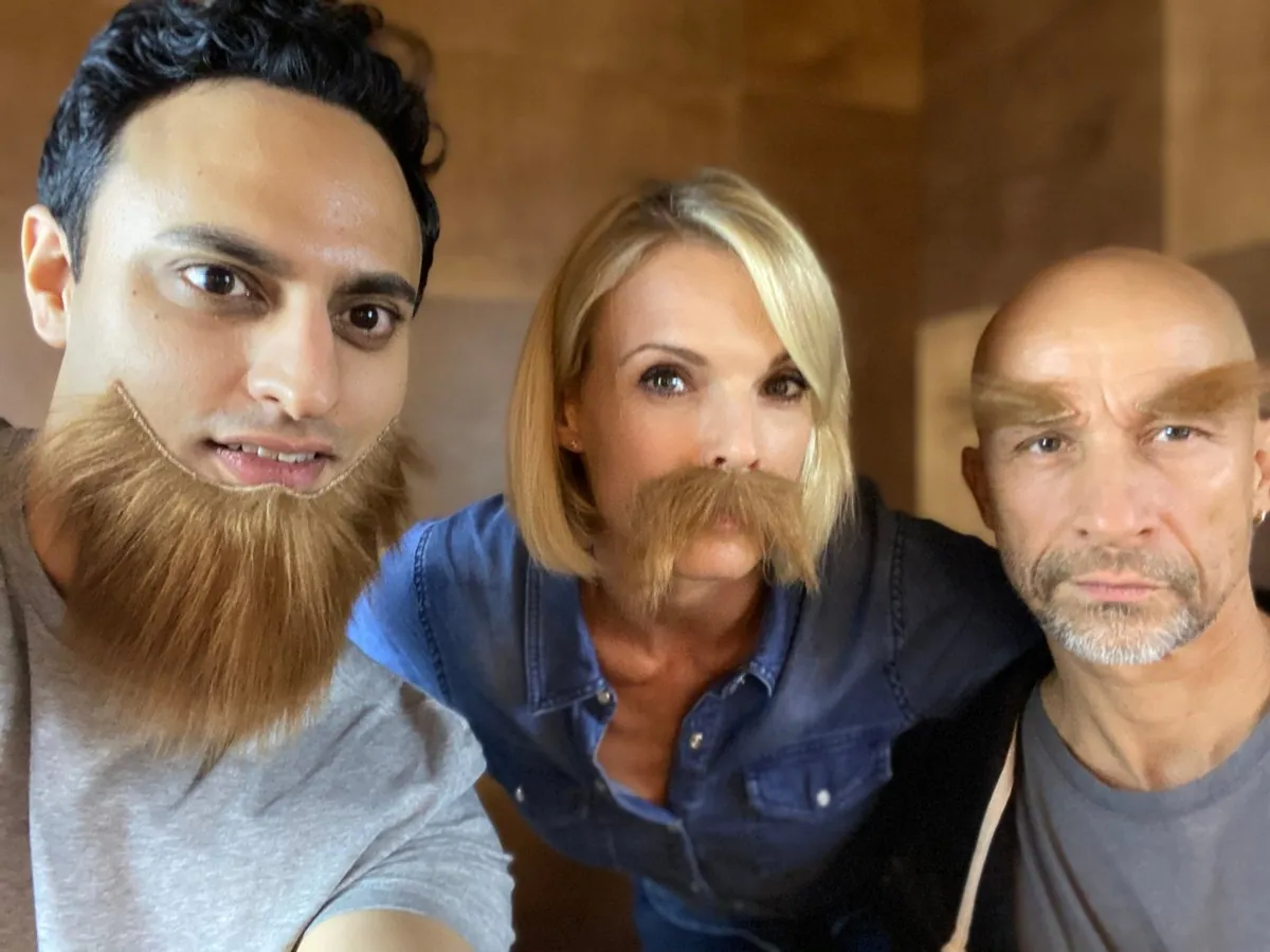 Koni Arora hinter den Kulissen eines Videodrehs