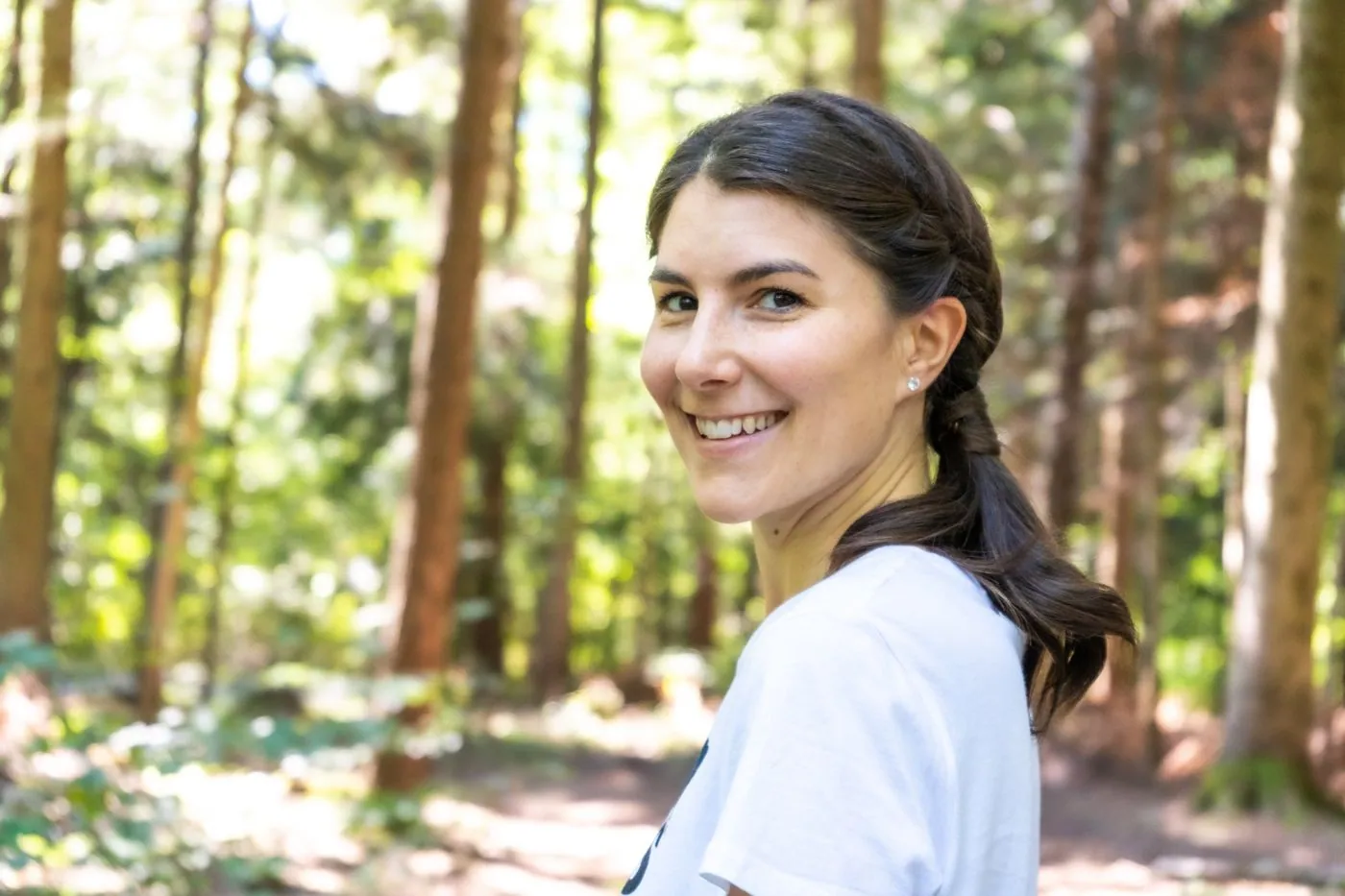 Porträt einer Frau im Wald