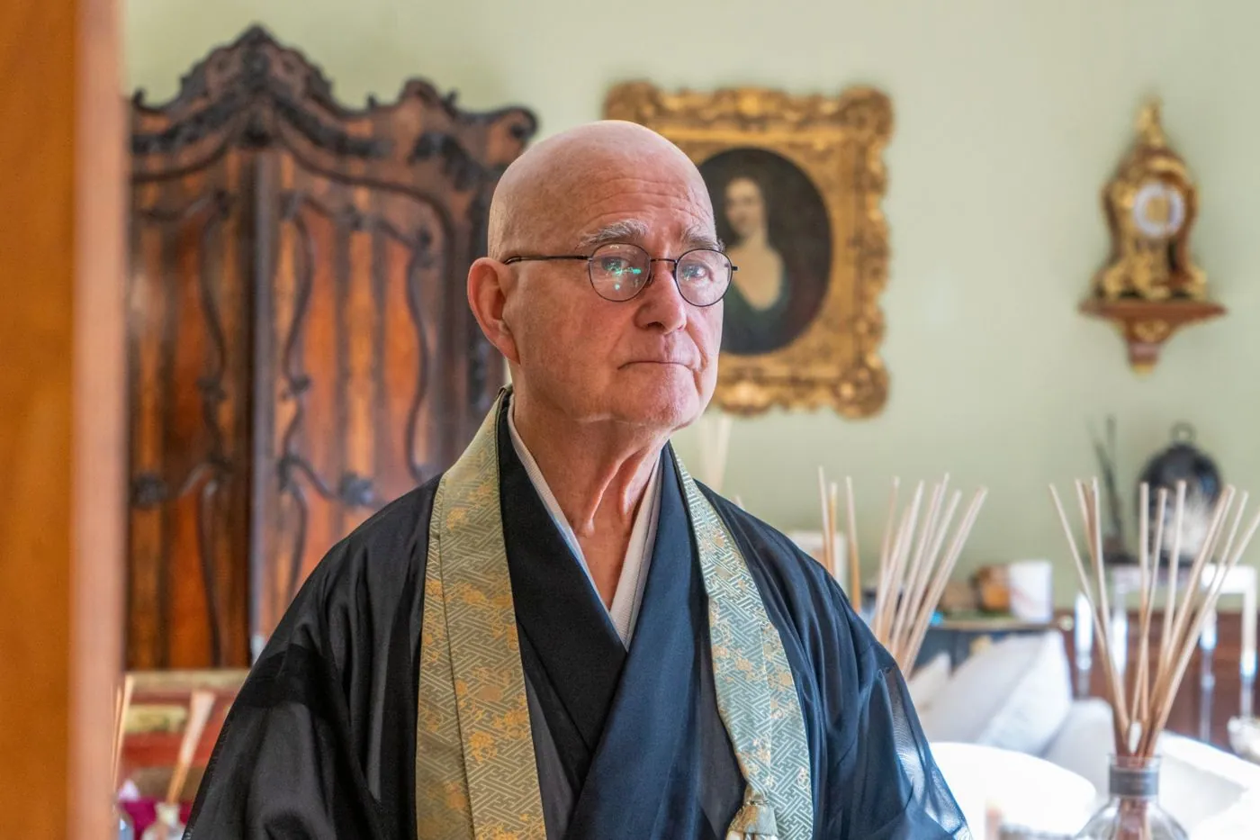 Zen Mönch in seinem Wohnzimmer